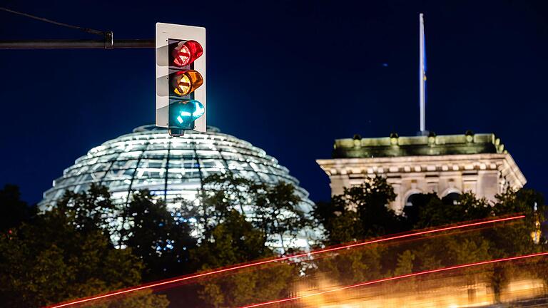 Ein Symbolbild mit Blick auf die Koalitionsverhandlungen in Berlin. Die Erwartungen an eine mögliche neue Bundesregierung sind auch in Unterfranken groß.&nbsp;