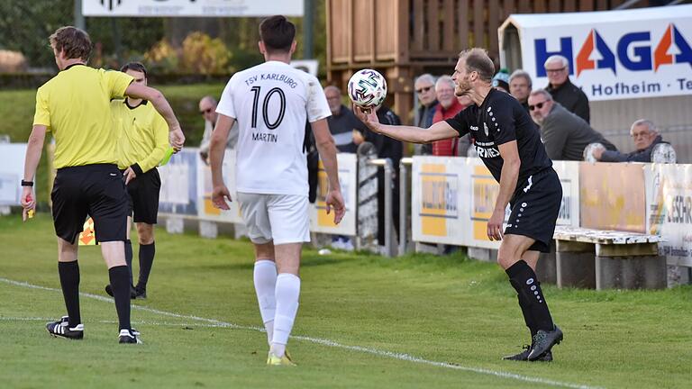 Gibt den Ball endgültig ab: Sands Johannes 'Joe' Bechmann (rechts) beendet seine Fußballer-Laufbahn am Samstag mit dem Abstieg aus der Bayernliga.