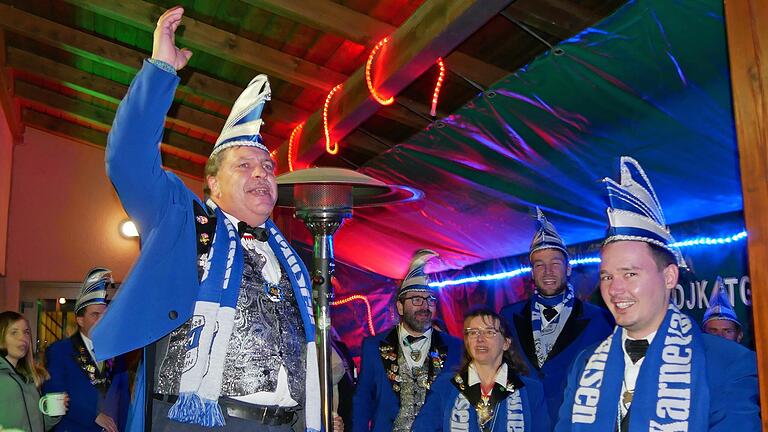 Ein Hoch auf den Hausener Fasching von Sitzungspräsident André Ziegler (links), den Elferräten und Gesellschaftspräsident Markus Pfister. 2022 wurde der Karnevalclub Hausen 33 Jahre alt. Das närrische Jubiläum wird in der kommenden Session nachgefeiert.