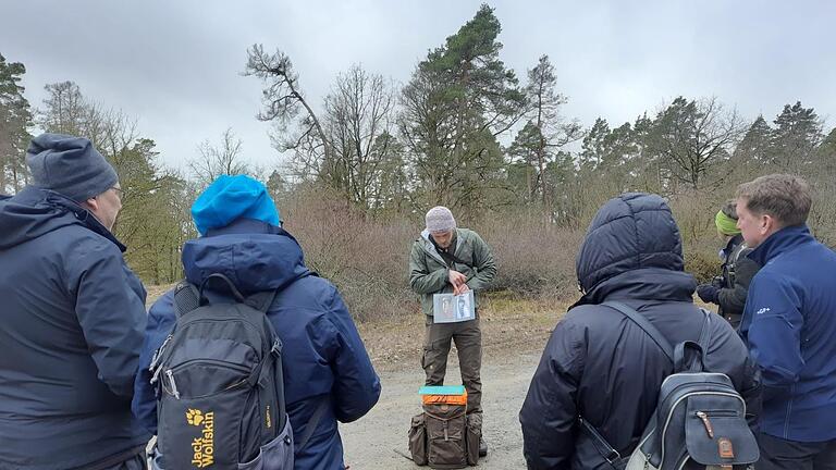 Rhön-Ranger Lorenz Wenzel (Mitte) bei einer Spechtwanderung. Er und einige seiner Kollegen müssen ihr Engagement im bayerischen Teil des Biosphärenreservats zum Jahresende beenden. Die Finanzierung ihres Projektes läuft aus.       -  Rhön-Ranger Lorenz Wenzel (Mitte) bei einer Spechtwanderung. Er und einige seiner Kollegen müssen ihr Engagement im bayerischen Teil des Biosphärenreservats zum Jahresende beenden. Die Finanzierung ihres Projektes läuft aus.