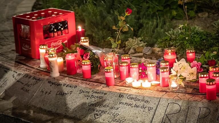 'In Gedanken immer bei dir', steht mit Edding auf dem Bordstein am Kreisverkehr vor Stift Haug geschrieben. Daneben haben Trauernde zahlreiche weitere Botschaften hinterlassen.