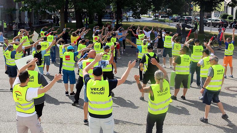 Juni 2023 in Schweinfurt:&nbsp; Teile der Belegschaft des Edeka-Lager streiken für mehr Lohn. Sie fordern 13 Prozent mehr Lohn bei einer Laufzeit von zwölf Monaten, 250 Euro mehr für Azubis sowie allgemeinverbindliche Tarifverträge für alle Angestellten.