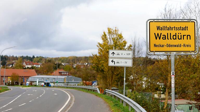 Im Wallfahrtsort Walldürn, etwa 70 Kilometer von Würzburg, hielt der selbsternannte Guru seine weiblichen Jünger gefangen. Eine Frau aus der Umgebung von Würzburg wäre ihm fast auch verfallen. Im Wallfahrtsort Walldürn, etwa 70 Kilometer von Würzburg, hielt der selbsternannte Guru seine weiblichen Jünger gefangen. Eine Frau aus der Umgebung von Würzburg wäre ihm fast auch verfallen.