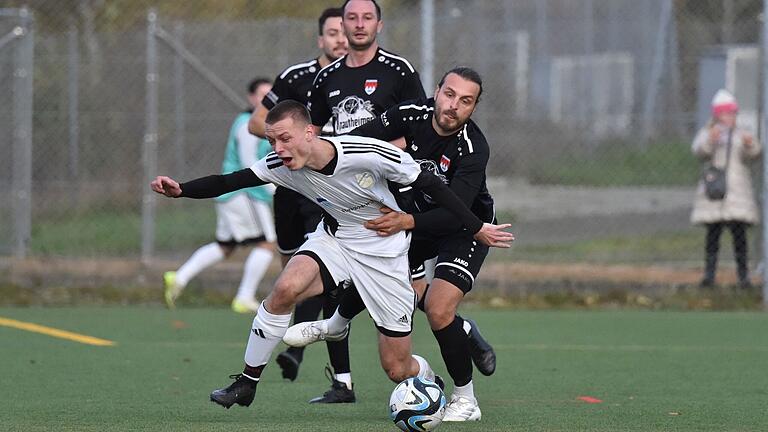 Max Grimm (links) war mit zwei Vorlagen und einem Treffer der Mann des Spiels beim 5:2-Sieg des FC Strahlungen gegen den FC Gerolzhofen (rechts Fabian Mack).