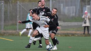 Max Grimm (links) war mit zwei Vorlagen und einem Treffer der Mann des Spiels beim 5:2-Sieg des FC Strahlungen gegen den FC Gerolzhofen (rechts Fabian Mack).