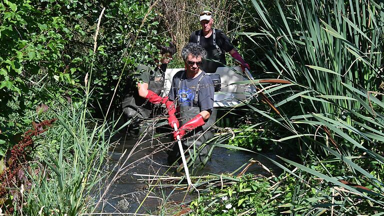 Mit elektrischem Strom werden die Fische im Umgehungsbach bewegungsunfähig gemacht, um sie fangen und zählen zu können. Dicke Gummihandschuhen schützen Tobias Lurz, Stefan Hummel und Matthias Schäffner (v.l.) dabei vor der hohen Spannung. Mit elektrischem Strom werden die Fische im Umgehungsbach bewegungsunfähig gemacht, um sie fangen und zählen zu können. Dicke Gummihandschuhen schützen Tobias Lurz, Stefan Hummel und Matthias Schäffner (v.l.) dabei vor der hohen Spannung.