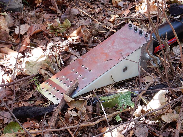 Die Hydraulik der Fällhilfe presst den weißen Keil in die Schnittstelle des Stammes und lässt den Baum in die gewünschte Richtung fallen.