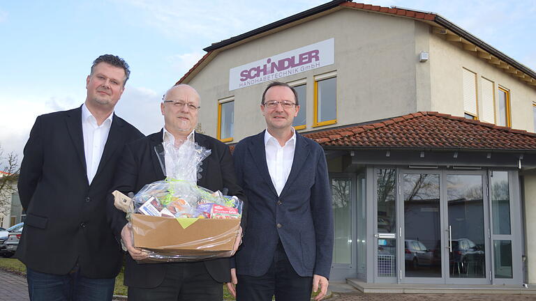 Der Vertriebsingenieur Ewald Dahinten (Mitte) ist seit 40 Jahren bei der Firma Schindler Handhabetechnik GmbH in Bad Königshofen beschäftigt. Dafür dankten ihm Vertriebs- und Marketingleiter Sven Pflügner (links) und der technische Leiter und Prokurist Gerd Blindenhöfer.