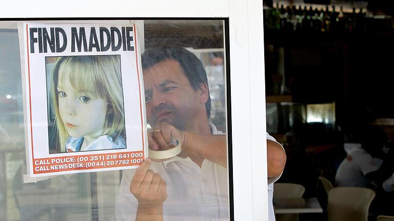 Ein Kellner hängt ein Bild des vermissten dreijährigen Mädchens Madeleine McCann an das Fenster eines Restaurants.&nbsp;