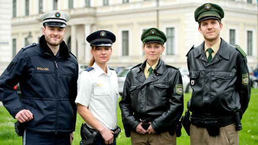 Neue Polizeiuniform in Bayern       -  Archivbild: Polizeibeamte präsentieren am 14.04.2014 in München die neuen Uniformkonzepte der bayerischen Polizei im Vergleich zur bisherigen Uniform.