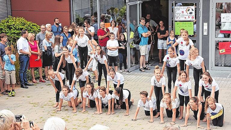 Schulfest am Gymnasium Marktbreit       -  (rtr)   Klimawandel und Nachhaltigkeit: Unter diesem Motto feierte das Gymnasium Marktbreit sein Sommerfest. Es bestand die Möglichkeit, an Spiele- und Rateparcours zu ökologischen Themen teilzunehmen. Auch die Anfänger-Zirkusgruppe trat auf. Die beste Klassenaktion wurde wie jedes Jahr prämiert. Gewonnen hat die 9c, die Ideen entwickelt hat, um aus Müll und Plastiktüten Kleidung und Schmuck herzustellen. Der Sozialpreis ging an Annika Schneider, Katharina Lindner und Jessica Mantel, die sich viele Jahre lang für den Schulzirkus Gymnelli engagiert haben.