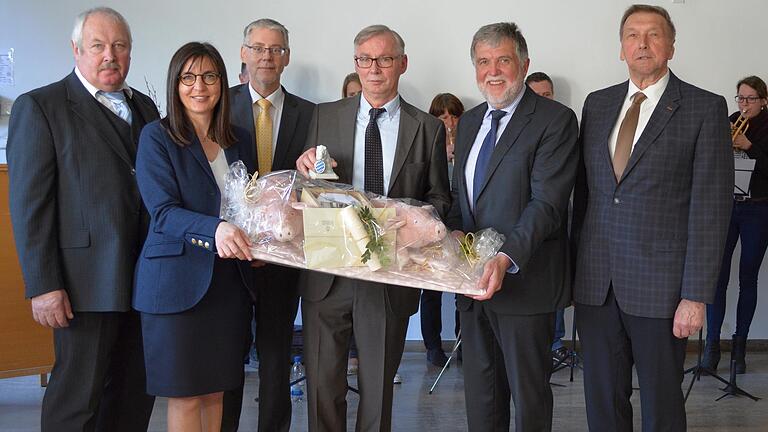 In den Ruhestand verabschiedet: Johann Peter Lindner (vierter von links) mit einem Präsent seiner Mitarbeiter. Es gratulierten von links: Eduard Mack (Bayerischer Bauernverband), Barbara Becker (Mitglied des Landtags), Georg Beck (Ministerium für Ernährung, Land- und Forstwirtschaft), Jakob Opperer (Präsident der Landesanstalt für Landwirtschaft) und Robert Finster (stellvertretender Landrat).