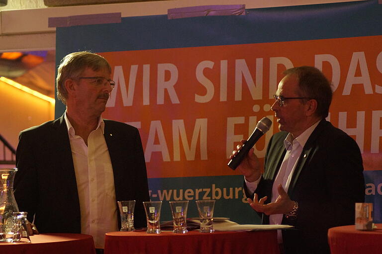 Wie kommt Würzburg an mehr Wohnraum? Vorschläge gab es zum Beispiel vom ehemaligen Baureferenten Christian Baumgart (links). Rechts zu sehen ist Moderator Volker Omert.