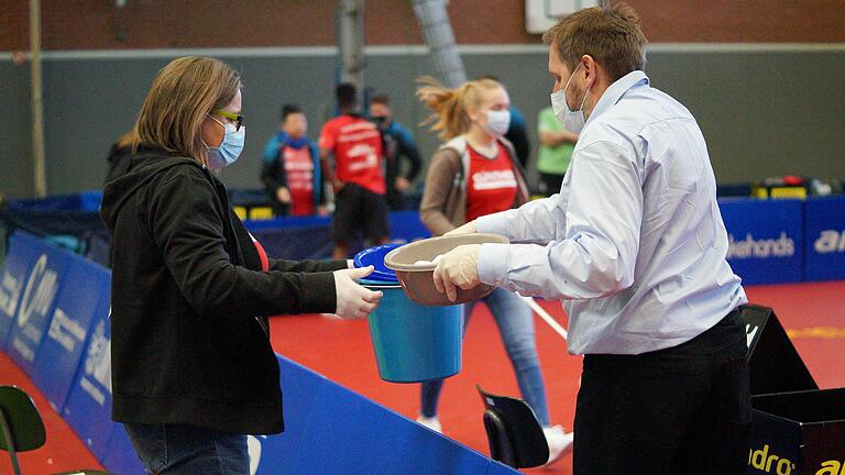 Zusätzlich zu den Ballwechseln am Tisch gibt es beim Profi-Tischtennis zu Corona-Zeiten auch den Ballwechsel an der Boxumrandung wie hier zwischen der Hygienebeauftragten Christiane Aman und dem Schiedsrichter Christian Grundler. Zusätzlich zu den Ballwechseln am Tisch gibt es beim Profi-Tischtennis zu Corona-Zeiten auch den Ballwechsel an der Boxumrandung wie hier zwischen der Hygienebeauftragten Christiane Aman und dem Schiedsrichter Christian Grundler.