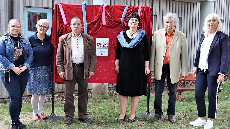 Das Bild enthüllten (von links): Vorsitzende KOMM-IN, Elisabeth Dietz, Elke Dressel, stellvertretende Vorsitzende des Johannisvereins Gernach, Gemeinderat Dieter Dietz, Märchenerzählerin und Initiatorin des 'Trauercafe Märchen' Christine Schöll, Erhard Scholl, Vorsitzender des Johannisvereins, Karin Johe-Nickel, Vertreterin des Pfarrgemeinderats.