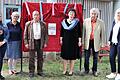 Das Bild enthüllten (von links): Vorsitzende KOMM-IN, Elisabeth Dietz, Elke Dressel, stellvertretende Vorsitzende des Johannisvereins Gernach, Gemeinderat Dieter Dietz, Märchenerzählerin und Initiatorin des 'Trauercafe Märchen' Christine Schöll, Erhard Scholl, Vorsitzender des Johannisvereins, Karin Johe-Nickel, Vertreterin des Pfarrgemeinderats.