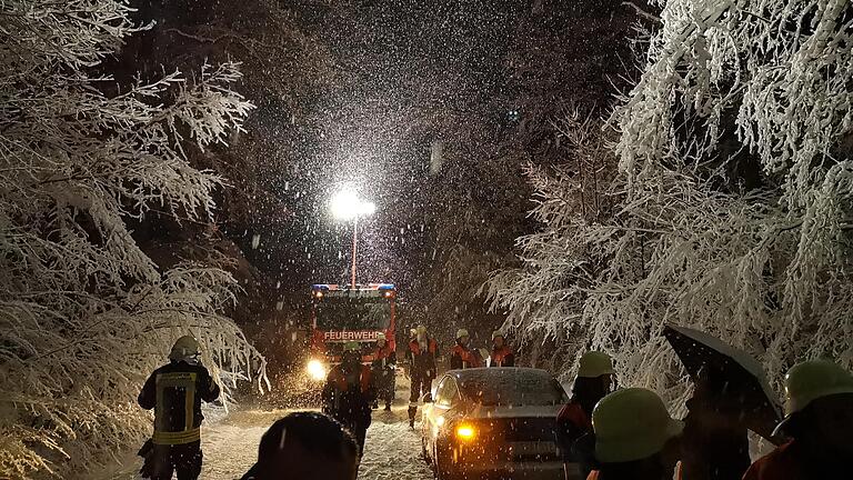 Starker Schneefall herrschte in der Nacht zum Samstag, so Bäume auf Straßen stürzten. Es kam zu mehreren Feuerwehreinsätzen, so wie hier auf der Kreisstraße HAS 22 Richtung Hundelshausen.