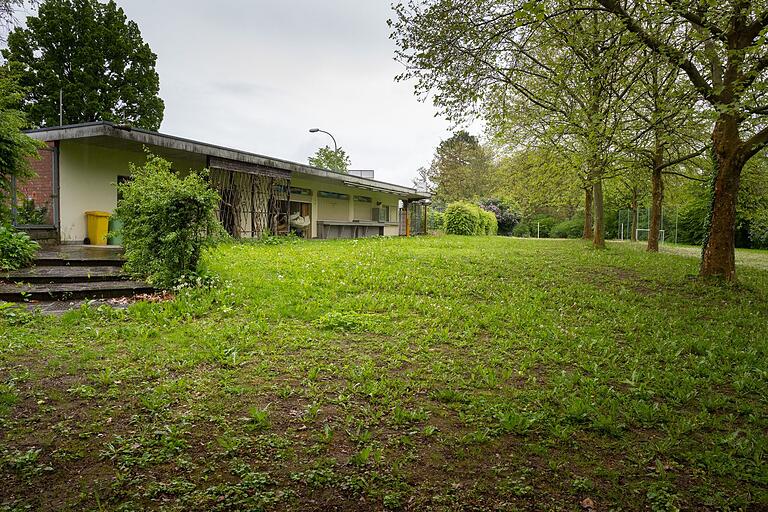 Im April hat der Stadtrat sich für die Fläche unterhalb des früheren Eingangsbereiches des Geomaris Freibades als Standort des neuen Container-Kindergartens entschieden. Im April hat der Stadtrat sich für die Fläche unterhalb des früheren Eingangsbereiches des Geomaris Freibades als Standort des neuen Container-Kindergartens entschieden.
