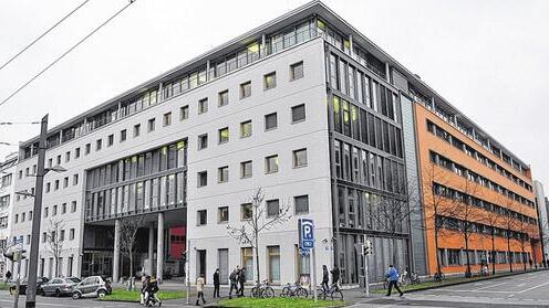 Das größte &bdquo;elektronische Postamt&ldquo; Deutschlands: das Rechenzentrum in Karlsruhe von außen.