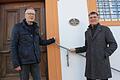 Altbürgermeister Peter Neubert (links) und Bürgermeister Ulrich Werner freuen sich über die preisgekrönte Sanierung des Bergrheinfelder Rathauses.