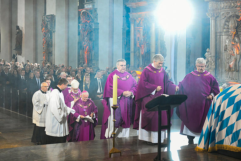 Zahlreiche kirchliche Würdenträger zelebrierten im Würzburger Dom das Requiem für Barbara Stamm. Zahlreiche kirchliche Würdenträger zelebrierten im Würzburger Dom das Requiem für Barbara Stamm.