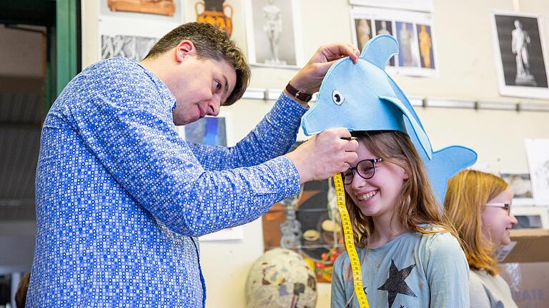 Passt alles? Kostümbildner Matthias Engel vermisst ein Delfin-Kostüm. Passt alles? Kostümbildner Matthias Engel vermisst ein Delfin-Kostüm.