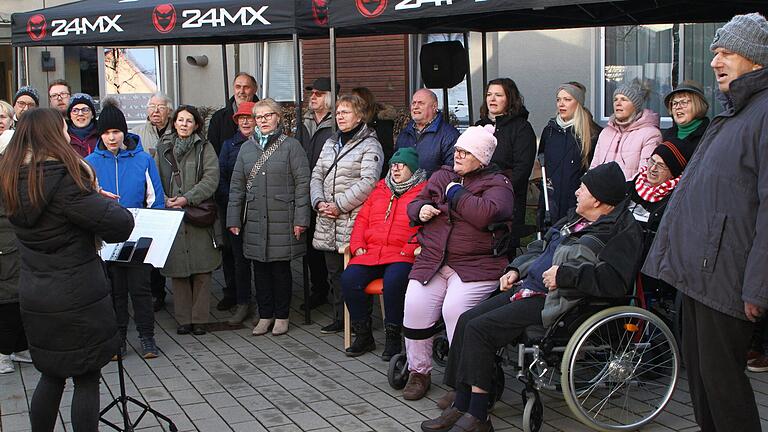 Der 'Inklusiv-Chor' mit Dirigentin Clara Viering (links) begeisterte mit Weihnachtsliedern. Der 'Inklusiv-Chor' mit Dirigentin Clara Viering (links) begeisterte mit Weihnachtsliedern.