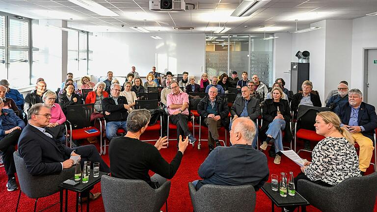 Rund 50 Leserinnen und Leser nahmen an der Diskussionsveranstaltung von Würzburger Bildungshäusern im Rahmen der Reihe 'Orte der Demokratie' in der Main-Post teil. Rund 50 Leserinnen und Leser nahmen an der Diskussionsveranstaltung von Würzburger Bildungshäusern im Rahmen der Reihe 'Orte der Demokratie' in der Main-Post teil.