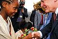 Besuch in Äthiopien: Bundespräsident Joachim Gauck wird auf dem Flughafen von Addis Abeba von einem Mädchen mit einem Blumenstrauß begrüßt.