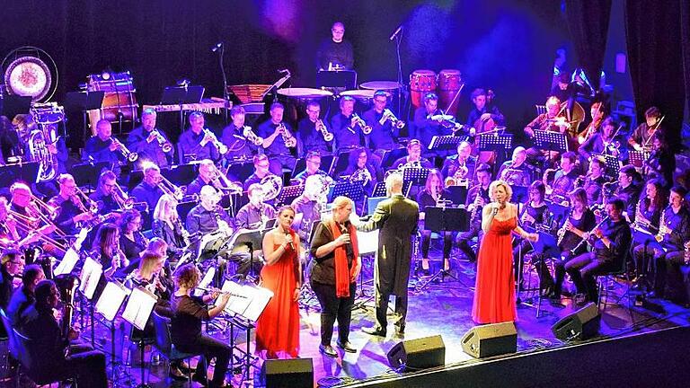 „Pop meets Classic“ begeisterte am Samstagabend rund 450 Besucher in der Stadthalle – im Vordergrund der Bühne (von links) die Sängerinnen Inka-Marina Heil, Ute Krönung, Dirigent Paul Momberger und Sängerin Annika Klar. „Pop meets Classic“ begeisterte am Samstagabend rund 450 Besucher in der Stadthalle – im Vordergrund der Bühne (von links) die Sängerinnen Inka-Marina Heil, Ute Krönung, Dirigent Paul Momberger und Sängerin Annika Klar.