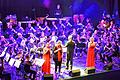 &bdquo;Pop meets Classic&ldquo; begeisterte am Samstagabend rund 450 Besucher in der Stadthalle &ndash; im Vordergrund der Bühne (von links) die Sängerinnen Inka-Marina Heil, Ute Krönung, Dirigent Paul Momberger und Sängerin Annika Klar.
