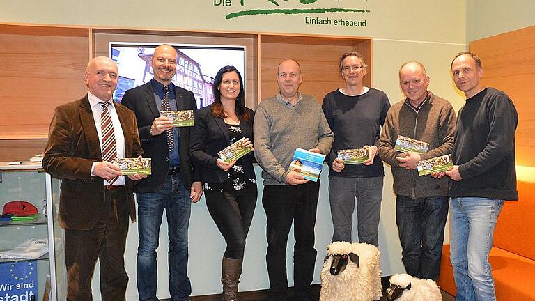 BRRhön Programmvorstellung - Vorstellung des Jahresprogramms 2018 des Naturparks und Biosphärenreservats: Im Bild (von links) Vorsitzender Landrat Thomas Habermann, Geschäftsführer Klaus Spitzl, Jennifer Rother von der Rhön-GmbH, Michael Dohrmann vom Haus der Langen Rhön, Joachim Schneider von der Umweltbildungsstätte Oberelsbach, der Leiter der Biosphärenreservat-Verwaltungsstelle, Michael Geier, und Claus Schenk vom Haus der Schwarzen Berge. BRRhön Programmvorstellung - Vorstellung des Jahresprogramms 2018 des Naturparks und Biosphärenreservats: Im Bild (von links) Vorsitzender Landrat Thomas Habermann, Geschäftsführer Klaus Spitzl, Jennifer Rother von der Rhön-GmbH, Michael Dohrmann vom Haus der Langen Rhön, Joachim Schneider von der Umweltbildungsstätte Oberelsbach, der Leiter der Biosphärenreservat-Verwaltungsstelle, Michael Geier, und Claus Schenk vom Haus der Schwarzen Berge.