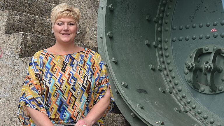 Andrea Graham, Direktkandidatin der Freien Wähler am Denkmal 'Altes Walzenwehr' am Main, wo sie gerne spazieren geht. 'Ich nehme kein Blatt vor den Mund', sagt sie von sich selbst, pflegt aber auch eine Reihe nachhaltiger Hobbys. Seit 2012 hat sie kein eigenes Auto mehr. 'Des Klimas wegen und weil mir der öffentliche Personennahverkehr reicht.' Andrea Graham, Direktkandidatin der Freien Wähler am Denkmal 'Altes Walzenwehr' am Main, wo sie gerne spazieren geht. 'Ich nehme kein Blatt vor den Mund', sagt sie von sich selbst, pflegt aber auch eine Reihe nachhaltiger Hobbys. Seit 2012 hat sie kein eigenes Auto mehr. 'Des Klimas wegen und weil mir der öffentliche Personennahverkehr reicht.' 