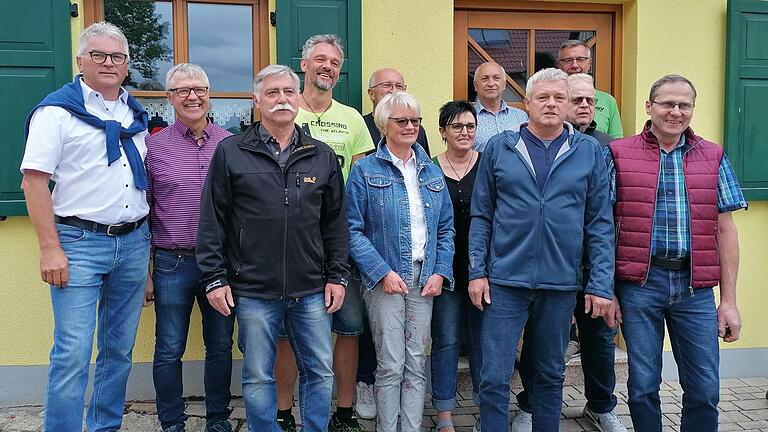 Das Bild zeigt von links: Hans Bernd Bader, Bürgermeister Burkhard Wachenbrönner, den neuen 1. Vorsitzenden Harald Müller, 2. Vorsitzenden Frank Hepp, Kassier Christian Roth, Schriftführerin Margit Schlembach, Kathrin Geßner-Heim (ausgeschieden), Egon Mauer, Klaus Dietz, Bernd Köhler, Arno Hochrein und Dieter Stumpf.