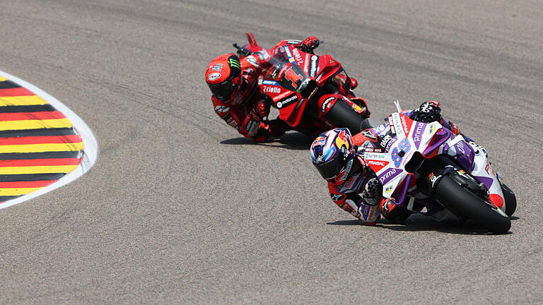 Motorrad-WM - GP Deutschland.jpeg - Jorge Martin (vorne) legte sich mächtig ins Zeug, um vor Francesco Bagnaia zu gewinnen. Motorrad-WM - GP Deutschland.jpeg - Jorge Martin (vorne) legte sich mächtig ins Zeug, um vor Francesco Bagnaia zu gewinnen.
