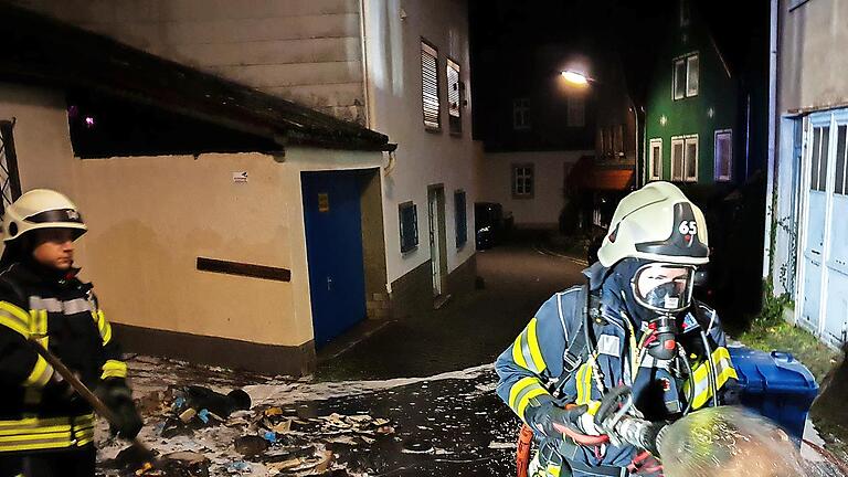 Zu Mülltonnenbränden musste die Bad Brückenauer Feuerwehr ausrücken. - Zu Mülltonnenbränden musste die Bad Brückenauer Feuerwehr ausrücken. Zu Mülltonnenbränden musste die Bad Brückenauer Feuerwehr ausrücken. - Zu Mülltonnenbränden musste die Bad Brückenauer Feuerwehr ausrücken.