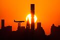 WTA-Tour - US Open - Sonnenuntergang       -  Flugzeug vor der Skyline: Für einige Reisende platzt der Traum vom US-Urlaub. (Archivbild)