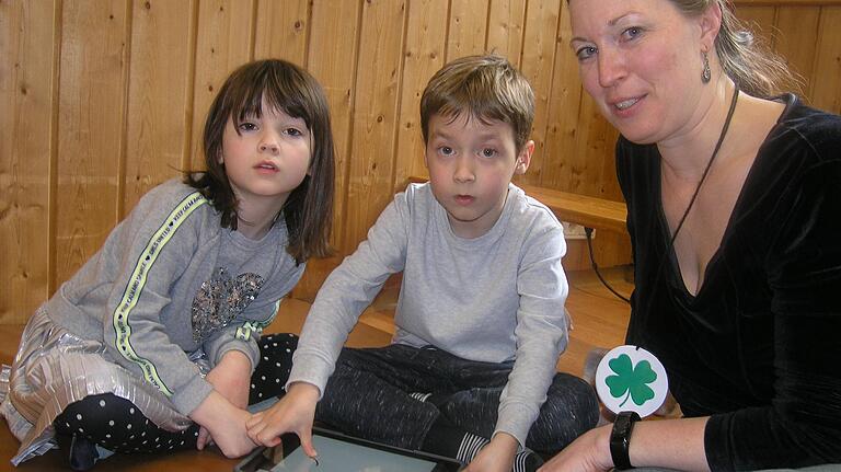 Der Hohenfelder Kindergarten 'Zauberbaum' ist einer von 100 bayerischen Kindergärten, in denen die Medienkompetenz gestärkt werden soll. Ein Einsatzgebiet: die Vorschule. Lucy (von links), Julius und Kindergartenleiterin Nina Hahn erstellen ein E-Book.