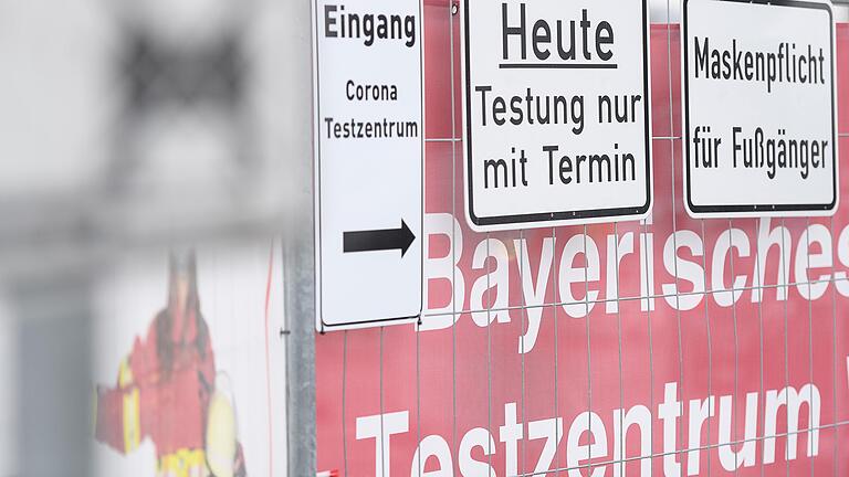 Blick auf das Corona Testzentrum an der Talavera in Würzburg.