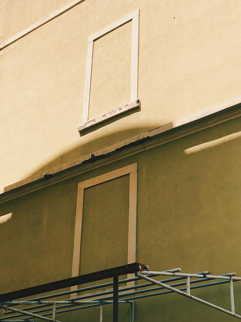 Würzburg, Stadtteil Grombühl: Hier gibt es auffällig viele zugemauerte Fenster. Würzburg, Stadtteil Grombühl: Hier gibt es auffällig viele zugemauerte Fenster. 