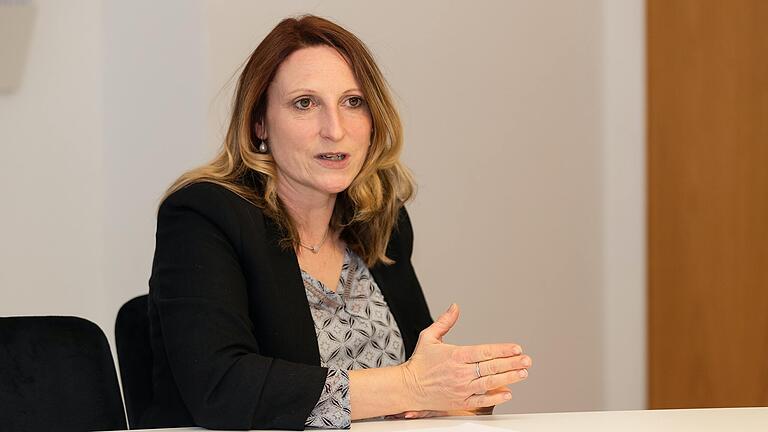 Die Rechtsanwältin Manuela Löwinger im Interview in der Anwaltskanzlei in Würzburg. Die Rechtsanwältin Manuela Löwinger im Interview in der Anwaltskanzlei in Würzburg. 
