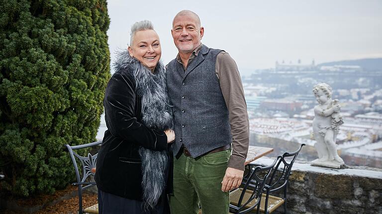 Ihr Herz schlägt für die Steinburg: Die Inhaber Kerstin und Lothar Bezold auf der Terrasse der Steinburg mit der Festung Marienburg im Hintergrund. Ihr Herz schlägt für die Steinburg: Die Inhaber Kerstin und Lothar Bezold auf der Terrasse der Steinburg mit der Festung Marienburg im Hintergrund.