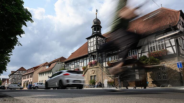 Gut erhaltenes Fachwerk ziert das Rathaus von Ostheim. An der Holzbude nebenan gibt es die legendäre Thüringer vom Holzkohlegrill. Gut erhaltenes Fachwerk ziert das Rathaus von Ostheim. An der Holzbude nebenan gibt es die legendäre Thüringer vom Holzkohlegrill.