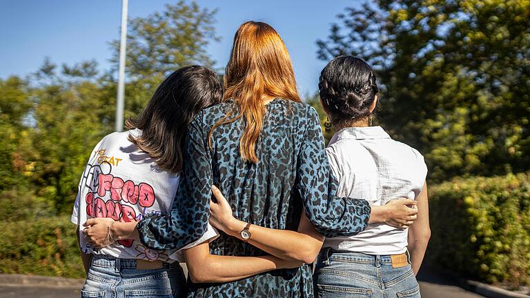 Drei junge Jüdinnen, die in Würzburg leben: Im Gespräch berichten sie, welchen Anfeindungen und Stereotypen sie ausgesetzt sind - und wie es ihnen ein Jahr nach dem Hamas-Überfall geht.