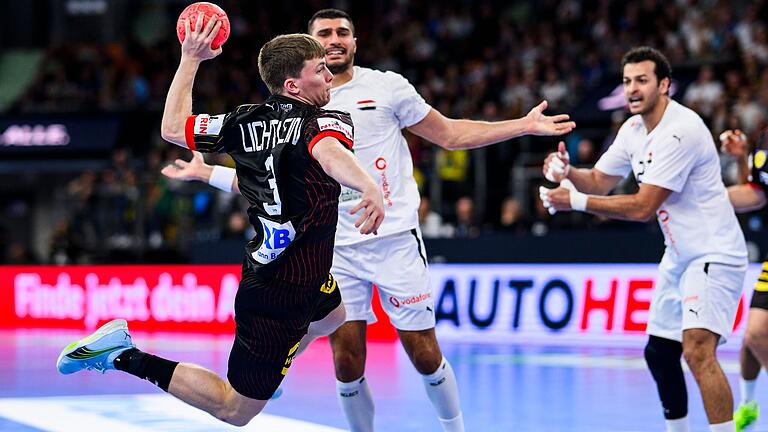 Länderspiel-Debüt: Am 3. November trug Handballer Nils Lichtlein (links) im Test gegen Ägypten in Neu-Ulm erstmals das Trikot der deutschen A-Nationalmannschaft.&nbsp;