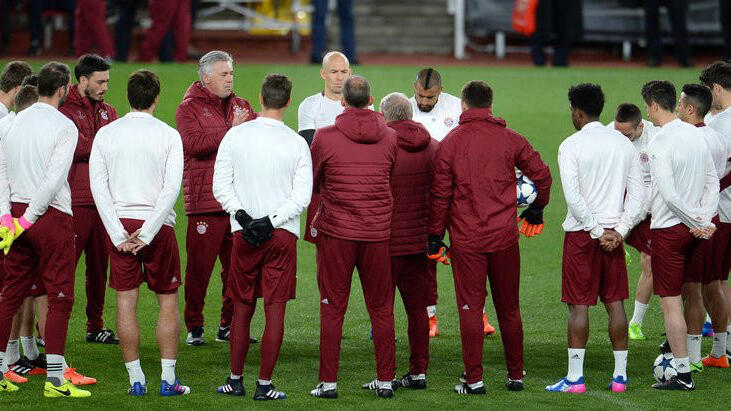 Lagebesprechung       -  Trainer Carlo Ancelotti (M) hat beim im Emirates Stadion die Bayernspieler um sich versammelt. Foto: Andreas Gebert