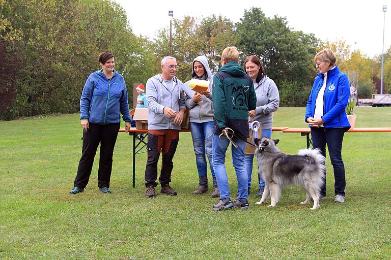 Glückwünsche, Pokale und Urkunden überreichten Nicole Preißendörfer, Obfrau der Kreisgruppe Unterfranken, Dirk Bellof, Vorsitzender und 2. Ausbilder, Nicole Heinz, 1. Ausbilderin, Nicole Mauer, Schriftführerin, alle von den Hundefreunden Mellrichstadt sowie die Wertungsrichterin Manuela Heublein (von links).