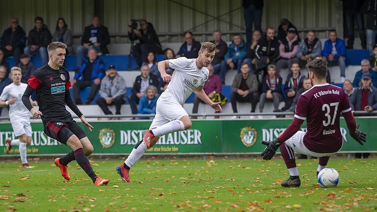 Durch die Beine: Fabio Bozesan (Mitte) tunnelt Kahls Keeper Patrick Kasiow und trifft zum 3:0. Durch die Beine: Fabio Bozesan (Mitte) tunnelt Kahls Keeper Patrick Kasiow und trifft zum 3:0. 
