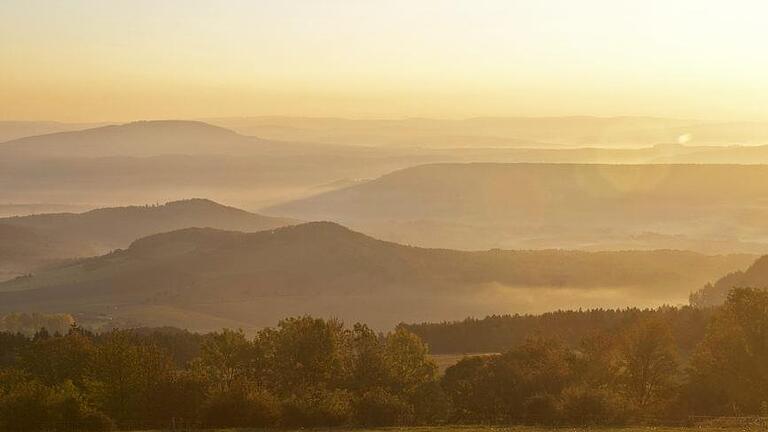 Diese Aussicht bietet sich von der hohe Geba auf den Thüringer Wald. Foto: Jürgen Hüfner       -  Diese Aussicht bietet sich von der hohe Geba auf den Thüringer Wald. Foto: Jürgen Hüfner