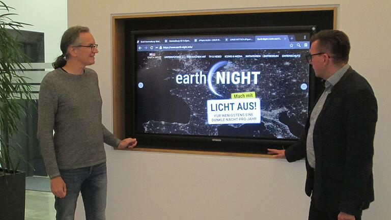 Am Großbild-Monitor im Rathaus-Remter werben Dr. Joachim Schneider (links) vom Naturerlebniszentrum Rhön und Bürgermeister Armin Warmuth für den Schutz der Nacht zur 'Earth Night' am 7. September.       -  Am Großbild-Monitor im Rathaus-Remter werben Dr. Joachim Schneider (links) vom Naturerlebniszentrum Rhön und Bürgermeister Armin Warmuth für den Schutz der Nacht zur 'Earth Night' am 7. September.